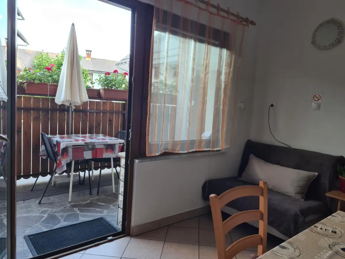 Dnevni prostor apartmaja 1 z vrati na teraso