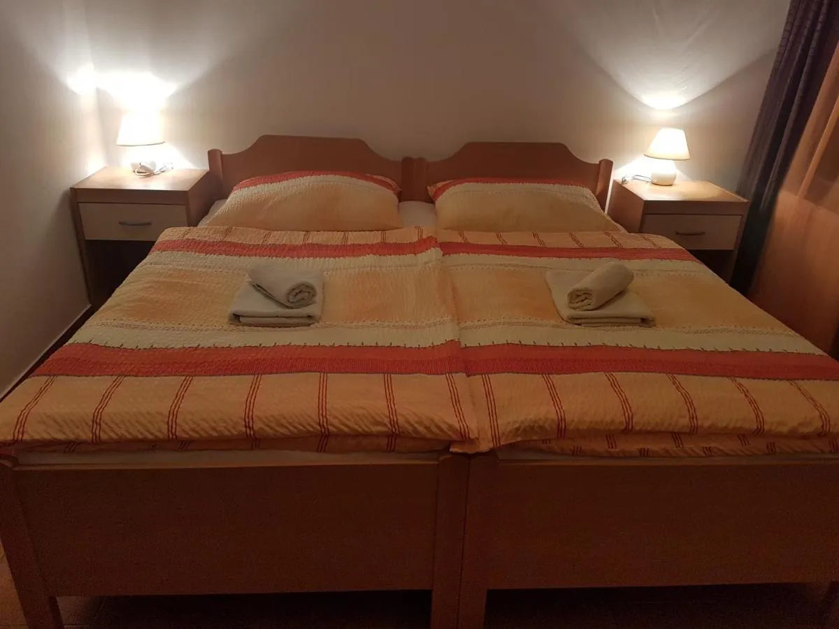 Spalnica apartmaja 2 z zakonsko posteljo