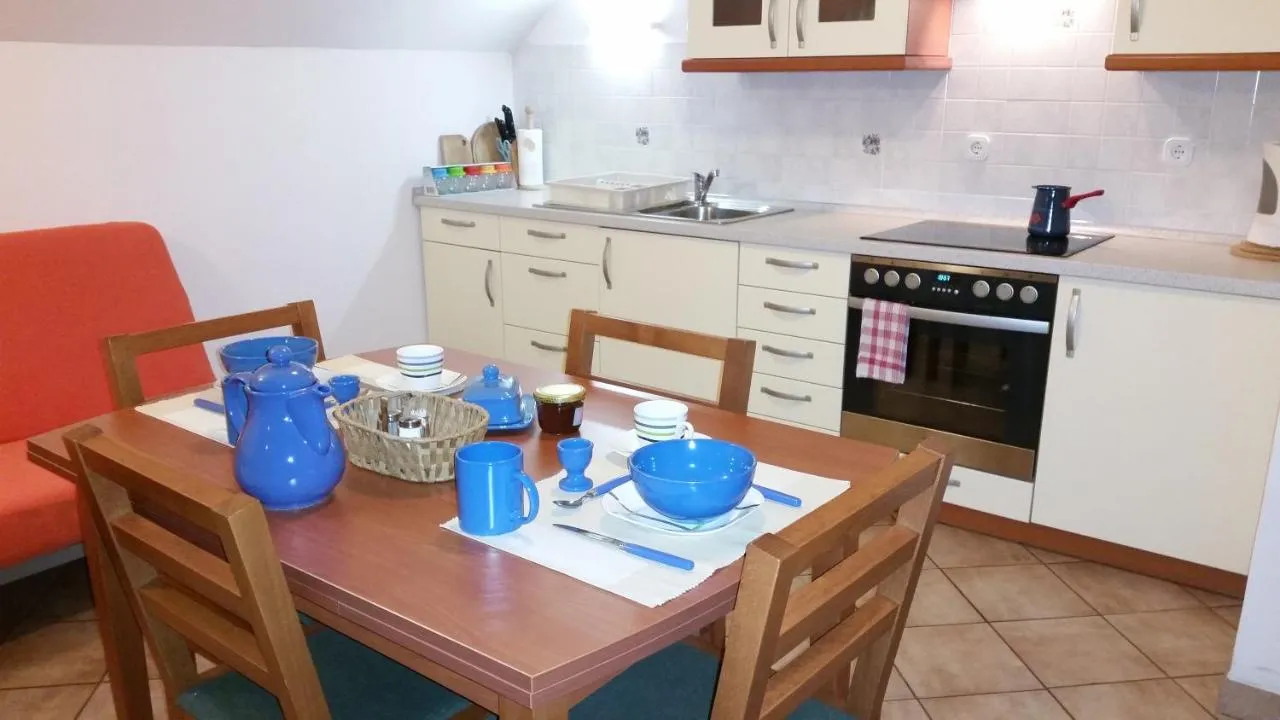 Jedilna miza in kavč v apartmaju 3