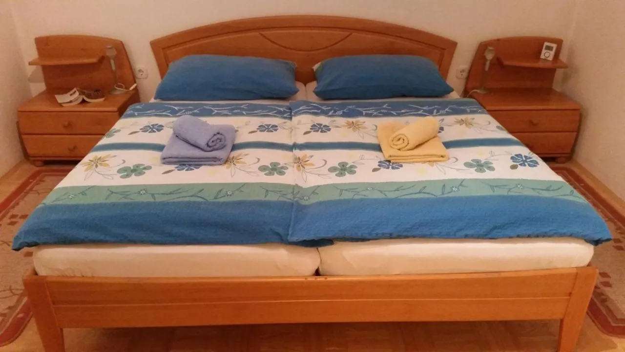 Spalnica z zakonsko posteljo