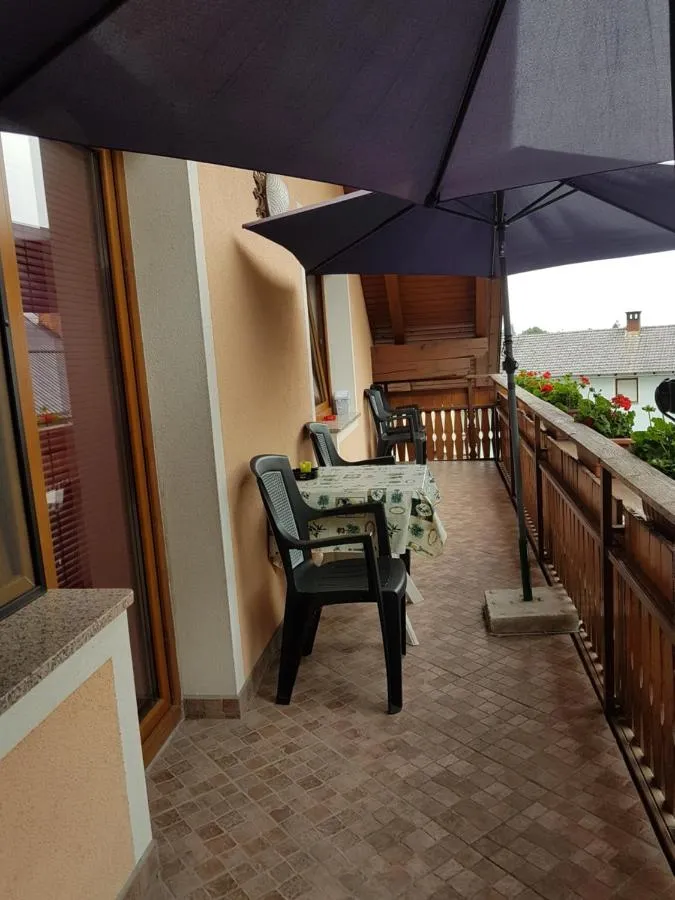 Balkon z mizo in stoli