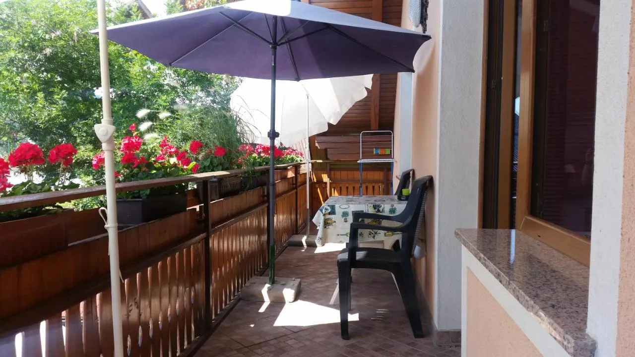 Balkon apartmaja 4 s pelargonijami in senčnikom