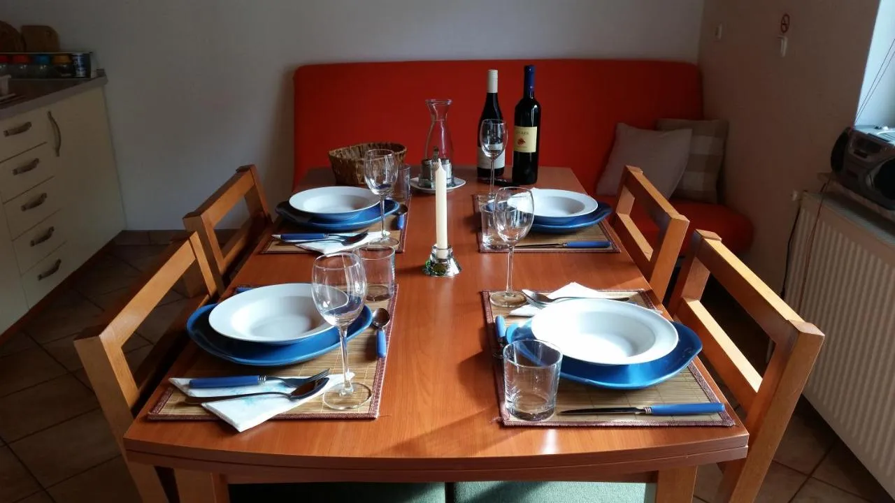 Jedilna miza za štiri in kavč