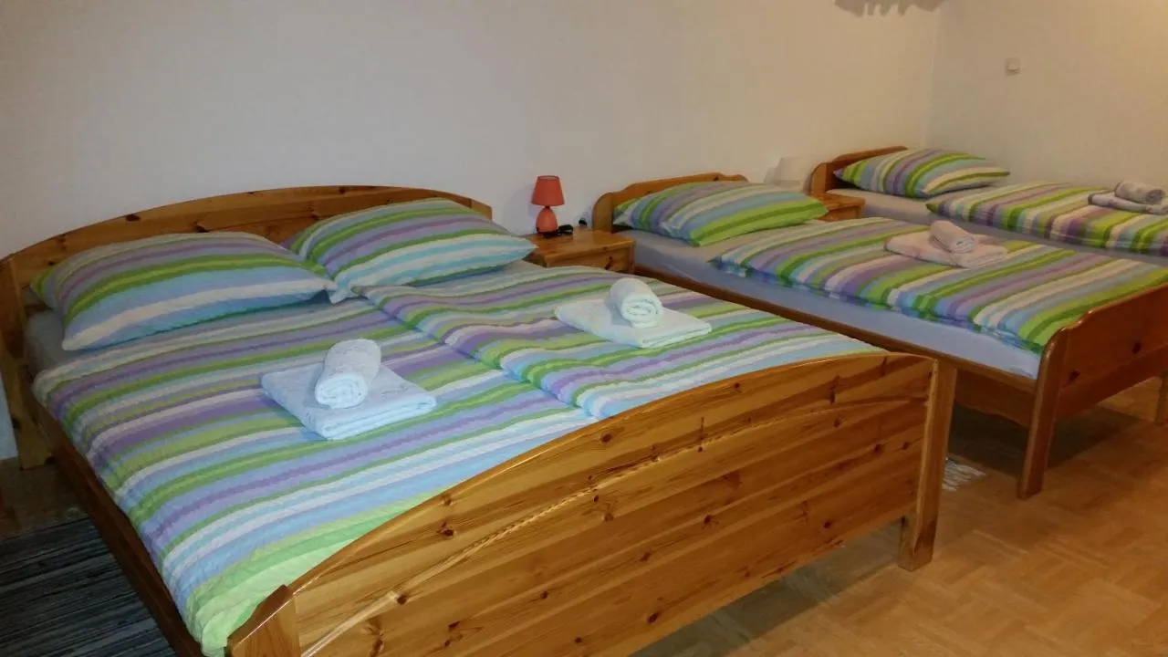 Zakonska in dve enojni postelji v apartmaju 4