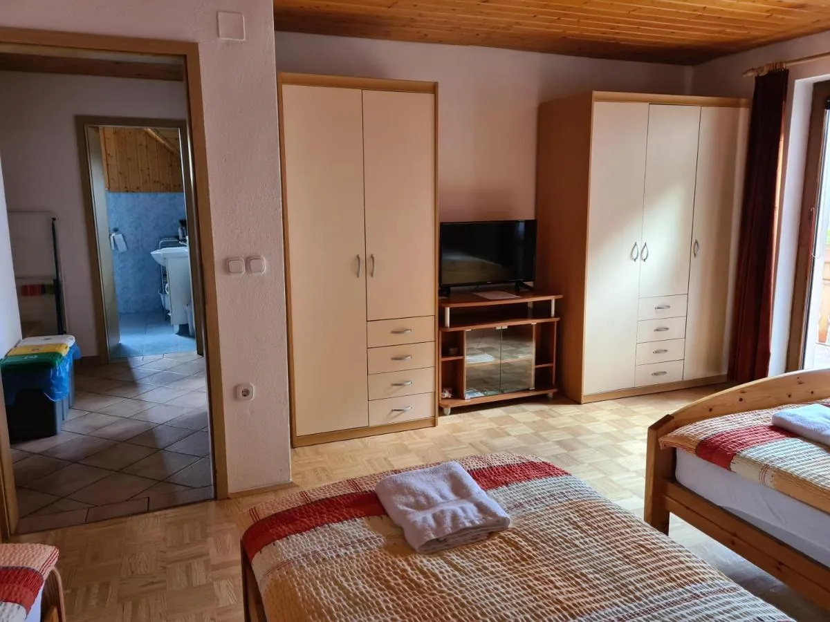 Spalnica apartmaja 4 z zakonsko in dvema enojnima posteljama