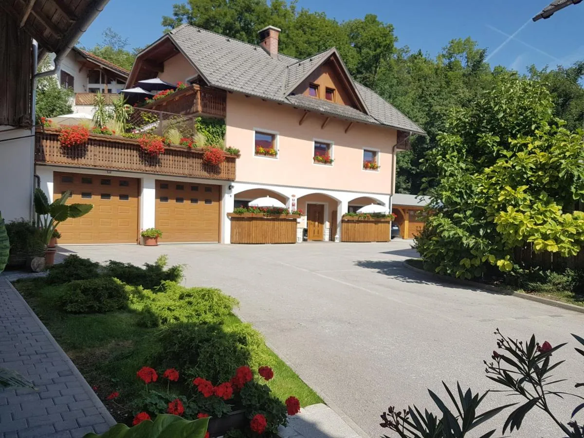 Hiša Apartmaji Mežan s cvetočimi balkoni in parkiriščem na dvorišču
