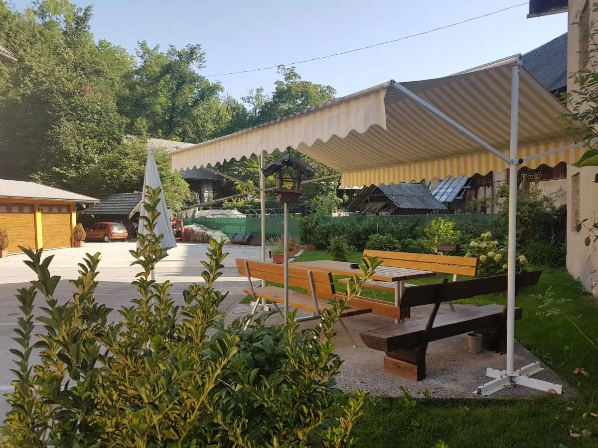 Pokrita miza s klopmi na vrtu za goste